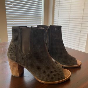 Toms size 6, Majorca, green suede, open toe, heeled boot.